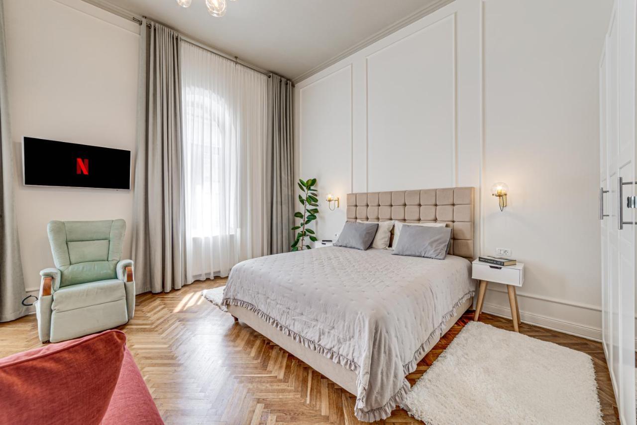 Central Family Apartment Arad Exteriör bild