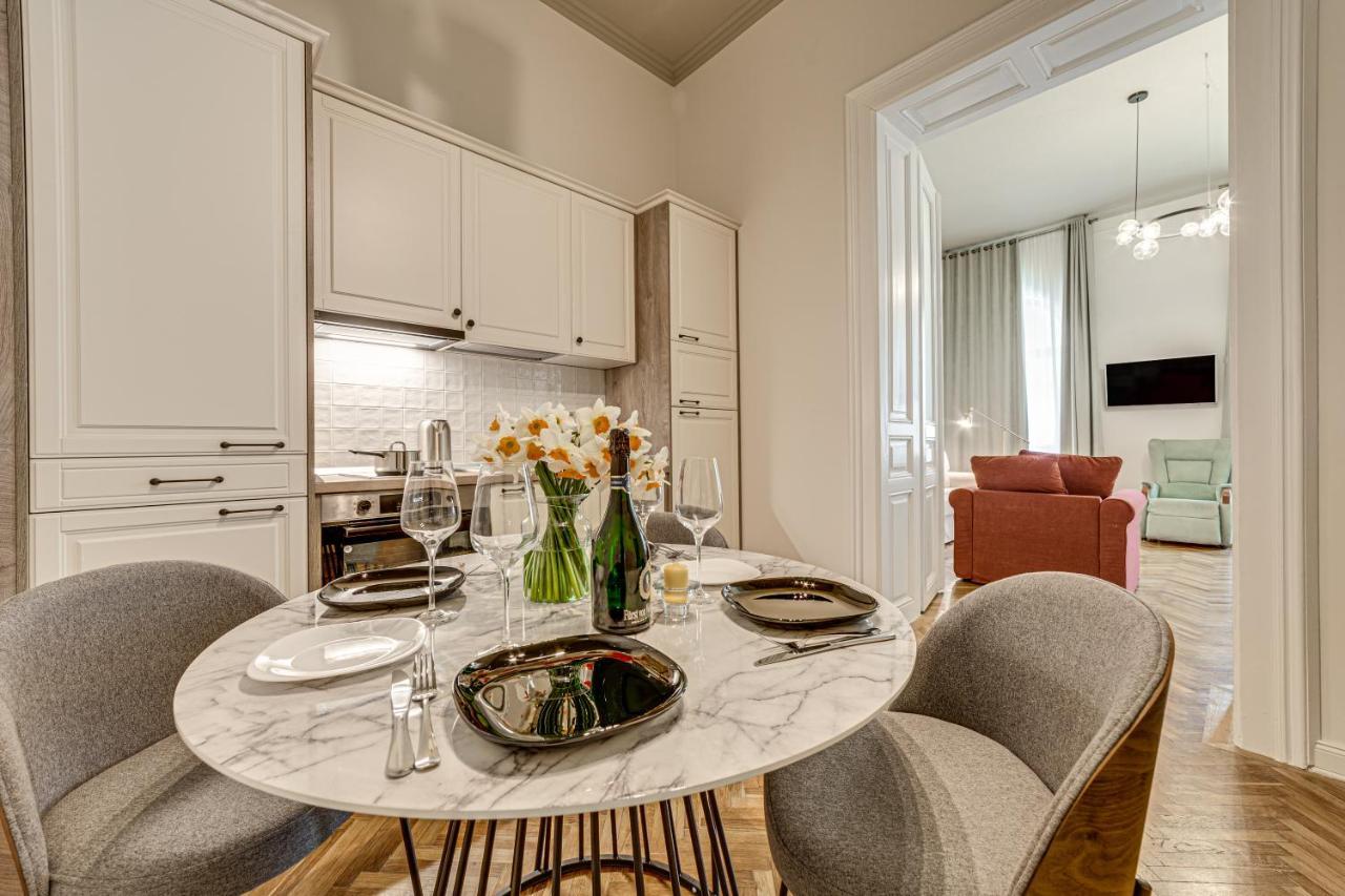 Central Family Apartment Arad Exteriör bild