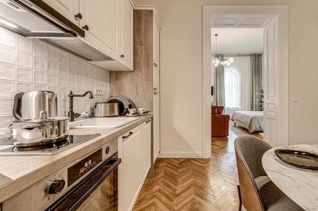 Central Family Apartment Arad Exteriör bild